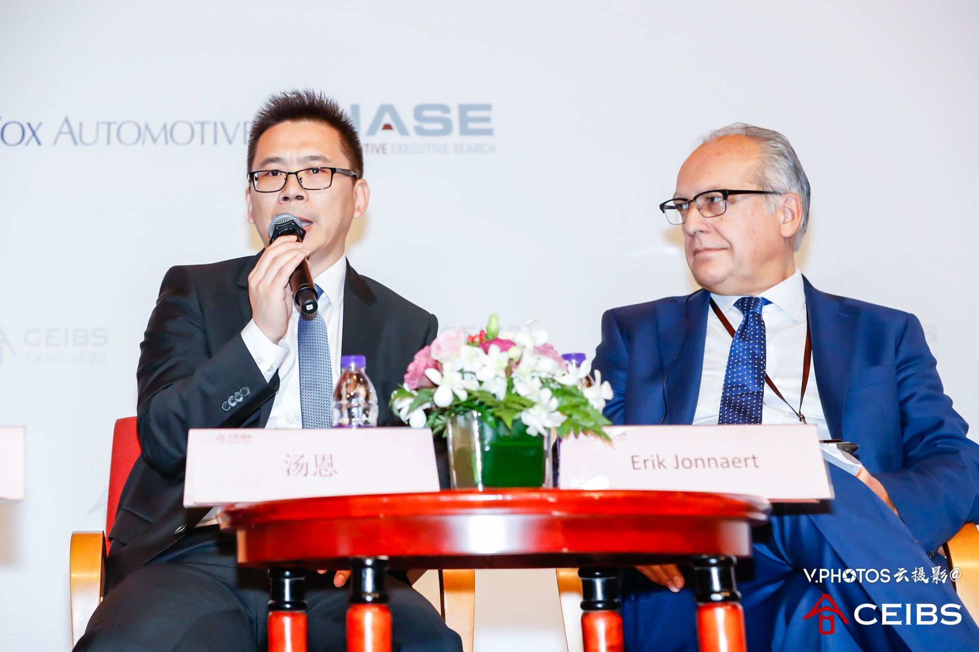 Mr. Enno Tang, President and CEO, Continental China (left) and Mr. Erik Jonnaert, Secretary General, European Automobile Manufacturers Association (right). 