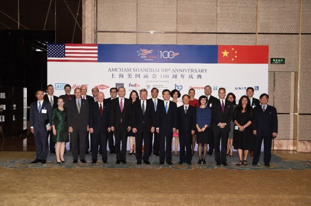 Dignitaries and sponsors pose for a group photo at the AmCham 100th year anniversary gala in Shanghai.